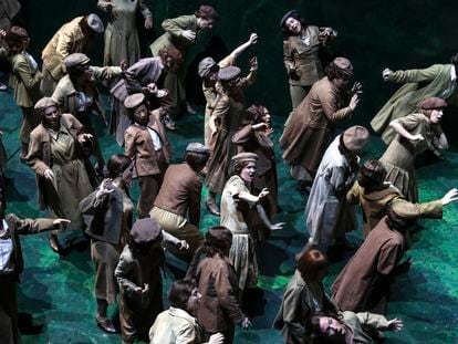 El coro del Teatro Real, en un momento de Nabucco, el 20 de julio en Madrid.