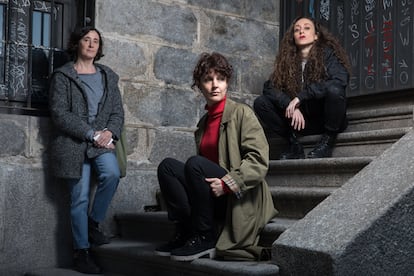 Desde la izquierda, las escritoras Natalia Carrero, Sabina Urraca (centro) y Rocío L. Bardají, en Madrid.