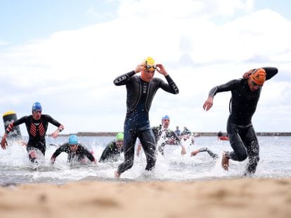 Varios atletas salen del agua durante la prueba del Campeonato del Mundo de Triatlón celebrada en Sunderland el 30 de junio.