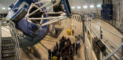 Un grupo recibe explicaciones del funcionamiento de un telescopio durante las I Jornadas de Astroturismo en el observatio astrofisico de Calar Alto.