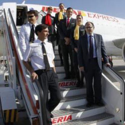 Las azafatas piden trabajar en Iberia Express igual que los pilotos tras el laudo