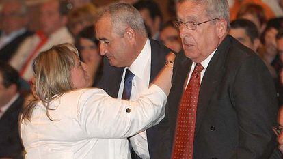 Marián Romero, viuda de Isaías Carrasco, saluda en el Auditorio del Kursaal (San Sebastián) al guardia civil Leoncio Sainz en presencia de Santos Santamaría, padre de un <i>mosso</i> asesinado en 2000.