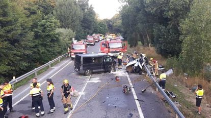 La furgoneta i el cotxe accidentats a Vidreres.