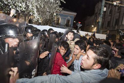 Manifestantes chocan con la policía en Quito.