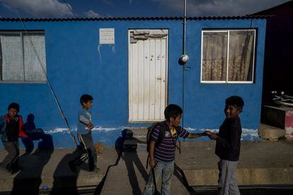 Niños juegan a las afueras de unas de las nuevas viviendas entregadas por el Gobierno de México. Al final del paso de los ciclones tropicales el saldo fue de 123 muertos, 33 heridos, 68 desaparecidos, 59.000 evacuados y 35.000 viviendas dañadas.