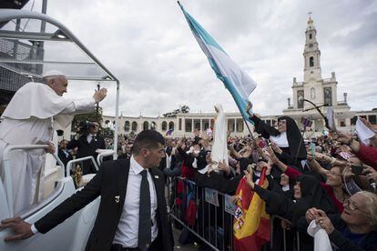 El Papa saluda a fieles en Fátima, el 12 de mayo.