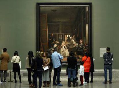 Visitantes observando &quot;Las Meninas&quot;, en la sala de Vel&aacute;zquez del Museo del Prado.
