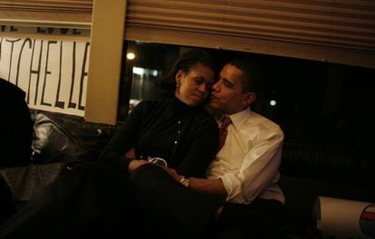 Michelle Obama, en brazos de su esposo.