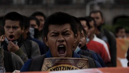 Normalistas participan en la marcha por el octavo aniversario de la desaparición de los 43 estudiantes de Ayotzinapa, en Ciudad de México, el 26 de septiembre de 2022.