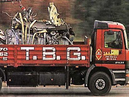 Un camión transporta hacia un hangar de Barajas uno de los motores del MD-82.