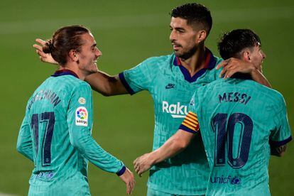 El tridente ofensivo del Barcelona festeja un tanto al Villarreal.