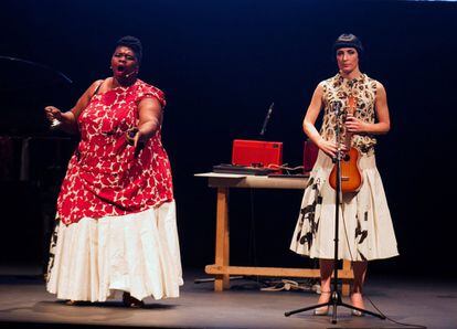 El artista sudafricano William Kentridge presentó la representación de su obra "Paper Music”, en el teatro Palacio Valdés de Avilés dentro de los actos programados en la semana de los Premios Princesa de Asturias. 