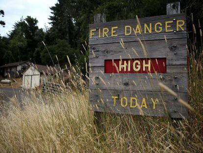 Un cartel alerta del alto riesgo de incendio en un parque en Lagunitas, California, este martes.