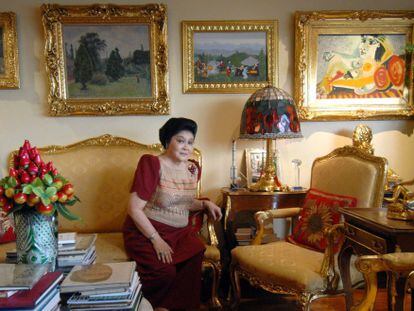 Imelda Marcos posa en 2007 con varias obras de su colecci&oacute;n, entre ellas un Picasso