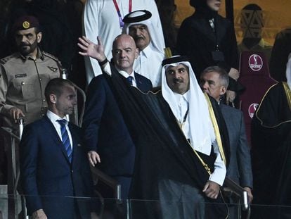 El emir de Qatar saludaba el domingo en la final del Mundial, con Gianni Infantino detrás.