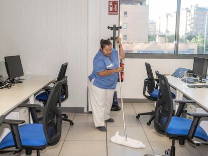 La limpiadora Nelsi Ayala, durante una de sus jornadas laborales en Madrid.