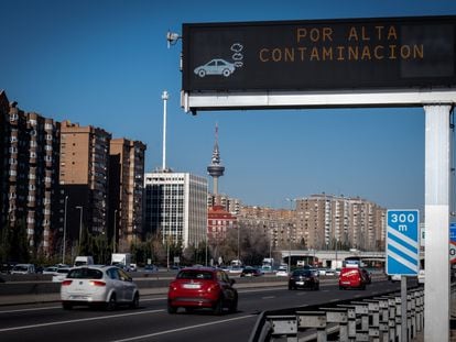 Un cartel avisa de la alta contaminación en la M-30 de Madrid.
