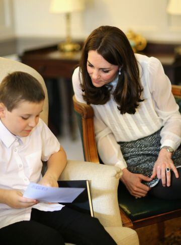 La duquesa de Cambridge habla con uno de los niños en la redacción de 'The Huffington Post'.