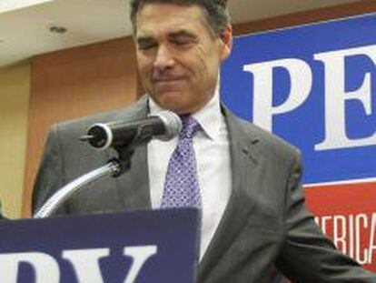 Perry, junto a su mujer e hijo, anuncia que abandona la carrera electoral.