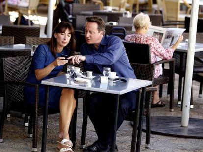 El primer ministro brit&aacute;nico, David Cameron, y su mujer, Samantha, en Palma de Mallorca, ayer.