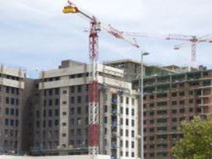 Obras de construcción de una promoción de viviendas en Valdebebas (Madrid).