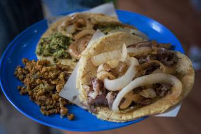 Variedades de chorizo y cabeza de cerdo en Ricos Tacos Toluca.