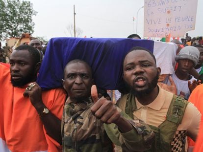 Manifestación en apoyo de los golpistas y contra el Ejército francés, el pasado 2 de septiembre en Niamey, Níger.
