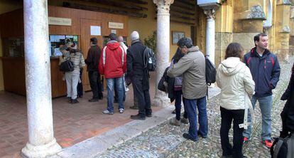 Turistas haciendo cola para comprar la entrada a la Mezquita-Catedral.