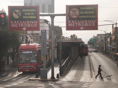 Metrobús de la línea 4 en la alcaldía Iztacalco, de Ciudad de México.