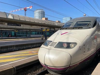 Un AVE de Renfe en la estación de Lyon, a punto de salir hacia Barcelona.EUROPA PRESS13/02/2023