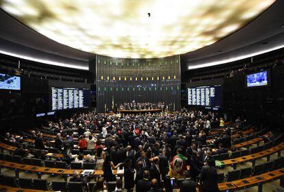 El pleno de la Cámara de los Diputados está abarrotado para la sesión de votación del impeachment de Dilma Rousseff. La sesión comenzó con discusiones, insultos y hostilidad entre los diputados.