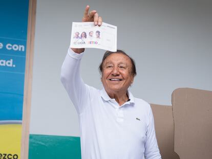 El candidato Rodolfo Hernández muestra su tarjetón marcado en un centro de votación en Bucaramanga, Colombia, el 19 de junio de 2022.