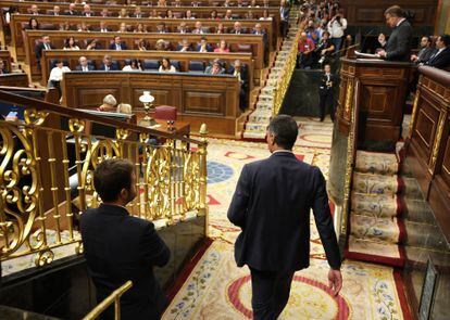Pedro Sánchez entra en el hemiciclo durante la intervención del presidente popular, Alberto Núñez Feijóo, en la segunda jornada del debate de investidura.  