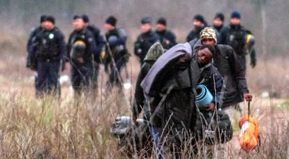 La policía desaloja un campamento de migrantes, el pasado 29 de diciembre en Calais (Francia).