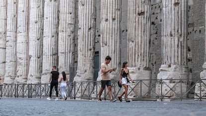 Turistas caminan frente al Templo de Adriano, en el centro histórico de Roma, este miércoles.