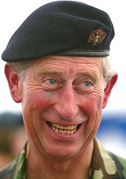 El príncipe Carlos apareció con un moratón durante su visita a un batallón de soldados británicos en Alemania.