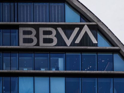 Parte de la fachada de la sede del BBVA, en Madrid.