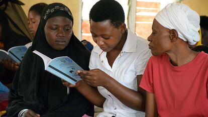 Tres alumnas de la escuela Nyamirambo aprenden a leer en clase.