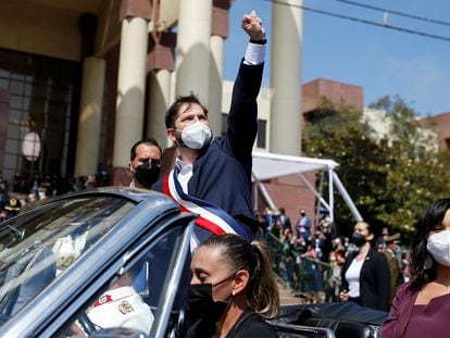El presidente de Chile, Gabriel Boric, hace un gesto a sus seguidores, después de prestar juramento en el Congreso, en Valparaíso, Chile, el pasado 11 de marzo de 2022.