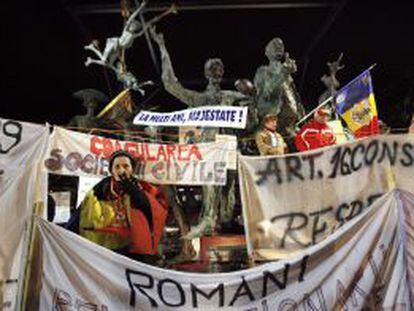 Protesta el domingo en Bucarest para exigir elecciones anticipadas.