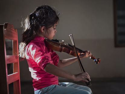 Alumna de los talleres de formación de la orquesta musical de San José de Chiquitos.