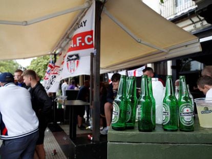 Varios aficionados británicos en un pub de Sevilla antes del partido contra España. 