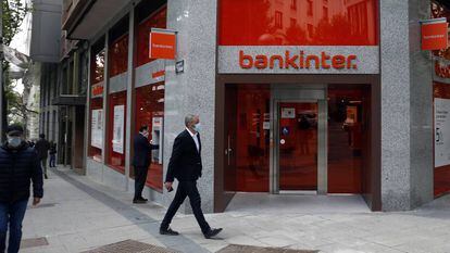 Varias personas pasan por delante de una sucursal de Bankinter, en Madrid.