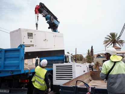 Operarios de Endesa trabajan descargando grupos electrógenos en la Central térmica El Palmar de San Sebastián de La Gomera con motivo del apagón eléctrico que sufre la isla.
