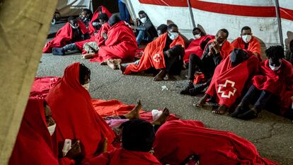 Migrantes desembarcados en Arguineguín (Gran Canaria) el 25 de octubre.