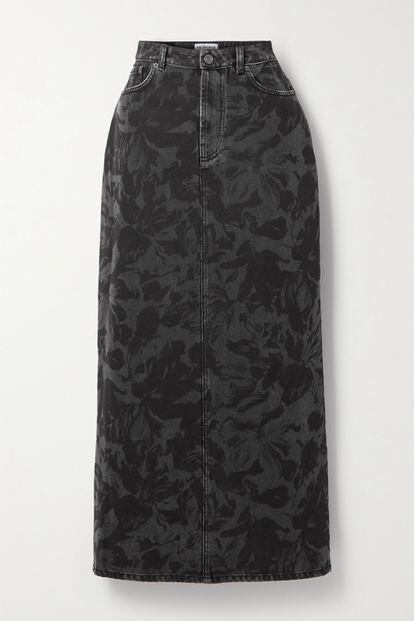 Esta falda tubo, de talle alto, en tonos grises y negros, con estampado floral de Balenciaga demuestra que el denim es uno de las materiales más versátiles. Antes 795€, ahora 397,50.