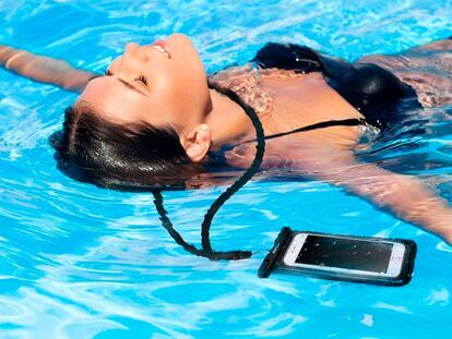 Fundas impermeables para proteger tus dispositivos del agua este verano