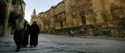 Un grupo de musulmanes camina junto a la mezquita de Córdoba.