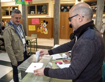 El candidato del partido VOX José Antonio Ortega Lara, quien figura en último lugar en la lista de este partido para las elecciones europeas, en el colegio electoral del Burgos.
