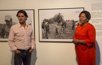 El fotógrafo Bernardo Aja y Mirna Medina líder del grupo las rastreadoras de El Fuerte, durante la exposición
